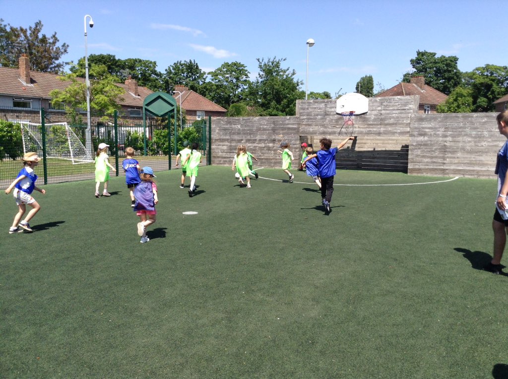 springwoodyear1's tweet image. Enjoying our team football tournament. #swhpe