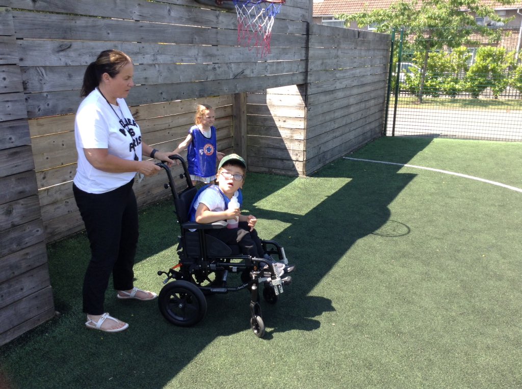 springwoodyear1's tweet image. Enjoying our team football tournament. #swhpe