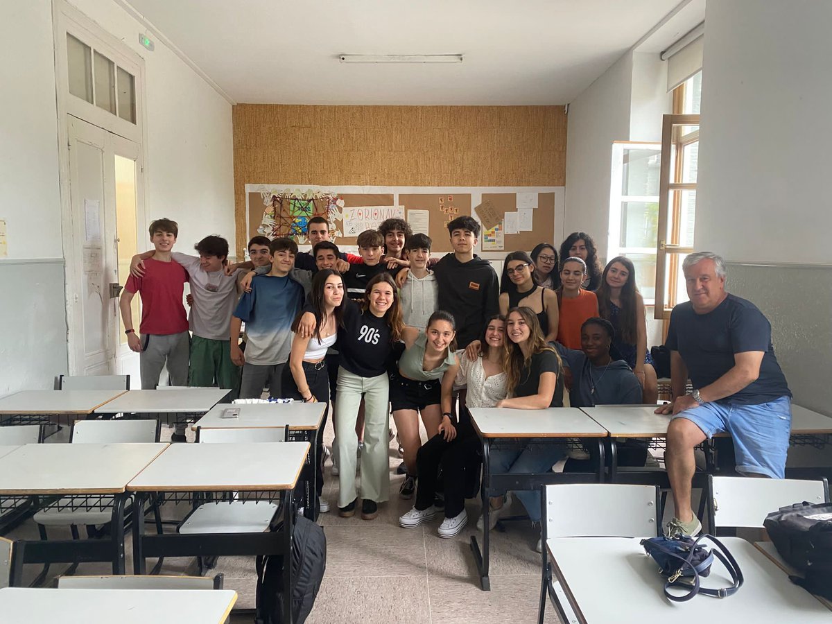 Juanjo16863389's tweet photo. Un magnífico grupo en esta foto. Es mi 4° ESO B de #Urkide. Hemos compartido momentos, personajes, fechas y un montón de anécdotas. Hoy era día de despedidas, pero no en forma de un "adiós", sino diciéndonos "hasta siempre". De verdad: ha estado muy birn el año! https://t.co/SN2B0HsCFA