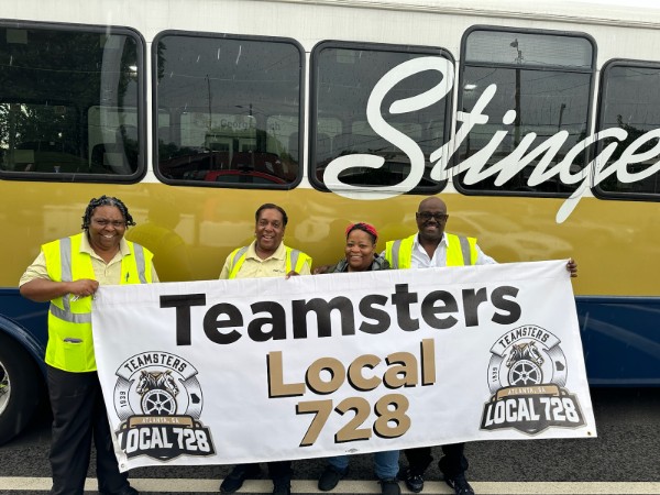 🎉BIG WELCOME to First Transit bus workers providing transportation at the Georgia Institute of Technology who have voted unanimously to join #Teamsters Local 728 in Atlanta!

Read more: teamster.org/2023/06/atlant… #1u