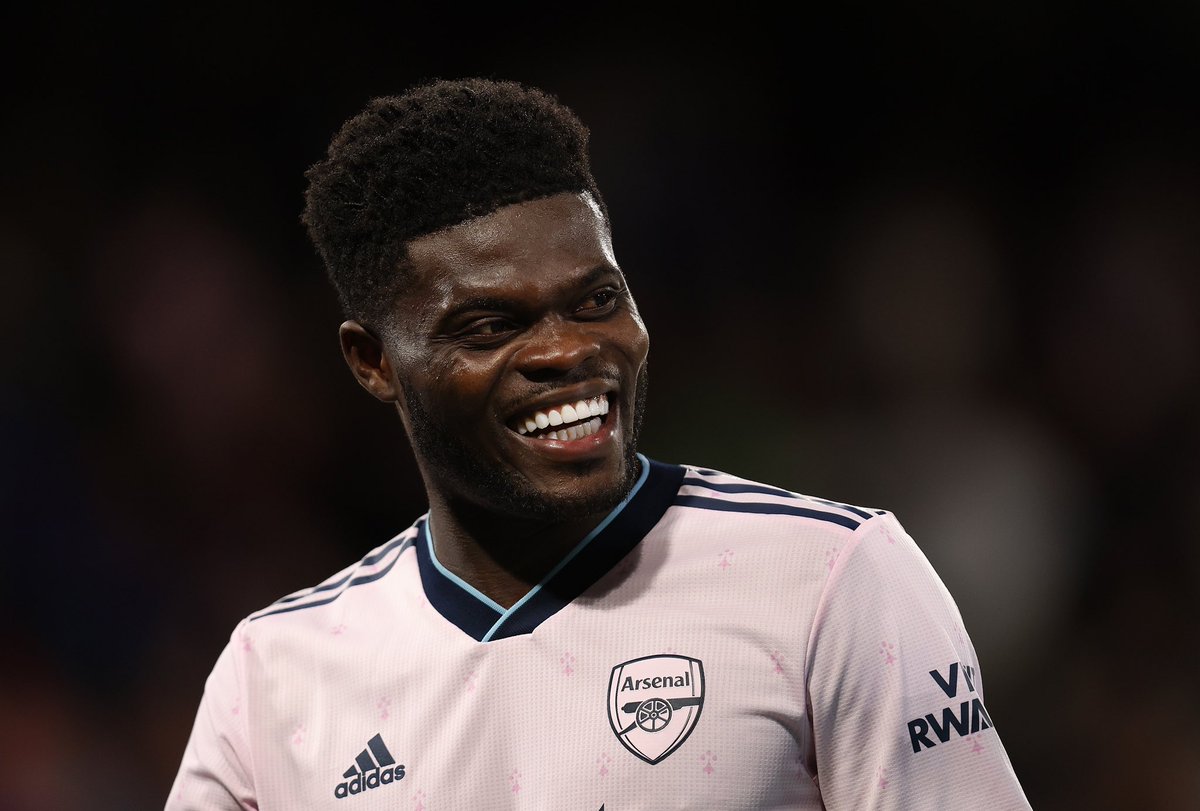 Understand Saudi clubs are prepared to pay €40m in installments to Arsenal for Thomas Partey. He’s a concrete option for Saudi — his exit is possible as revealed on Sunday. 🚨⚪️🔴🇸🇦 No decision yet on player side. He also has approaches from Europe. No new deal talks at #AFC.