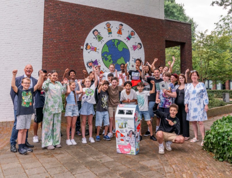 Superleuk! Basisscholen De Korenaar, OBS 't Hout en Daltonschool Talentrijk zijn bekroond voor hun inzet tijdens KLIEN IT 2022-2023! 🎉 Wethouder Harrie van Dijk bracht vandaag een bezoek aan de eerste prijswinnaars. 👏 Meer lezen? bit.ly/Klienit 📸 Femke Ketelaars