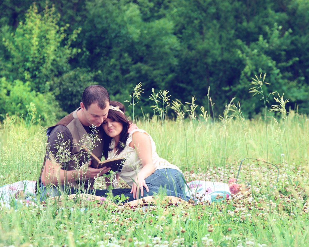 Whats more fun than a picnic and reading a book together?  Hey couples!  When was the last time you had pictures taken?

#Engagement
#married
#wedding
#engaged
#engaged2023
#familyphotographer
#familyiseverything