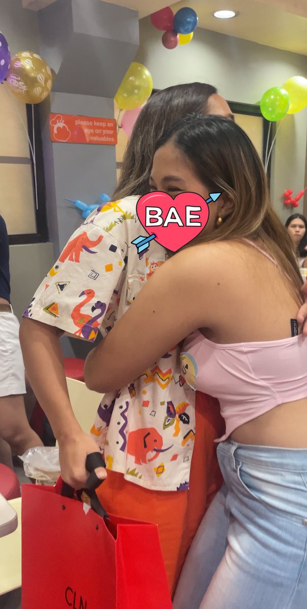 av_gdl's tweet photo. GAGI KAYO NA-HUG KO NA PATNES AAAAAA FINALLY 😭💗✨💞 MY HEART IS SOOOOO HAPPYYY 🥹🫶🏼 

also, thnx 2 my white jacket — my lucky charm today 🥹🫶🏼🤣 https://t.co/TmhHwoxR6r
