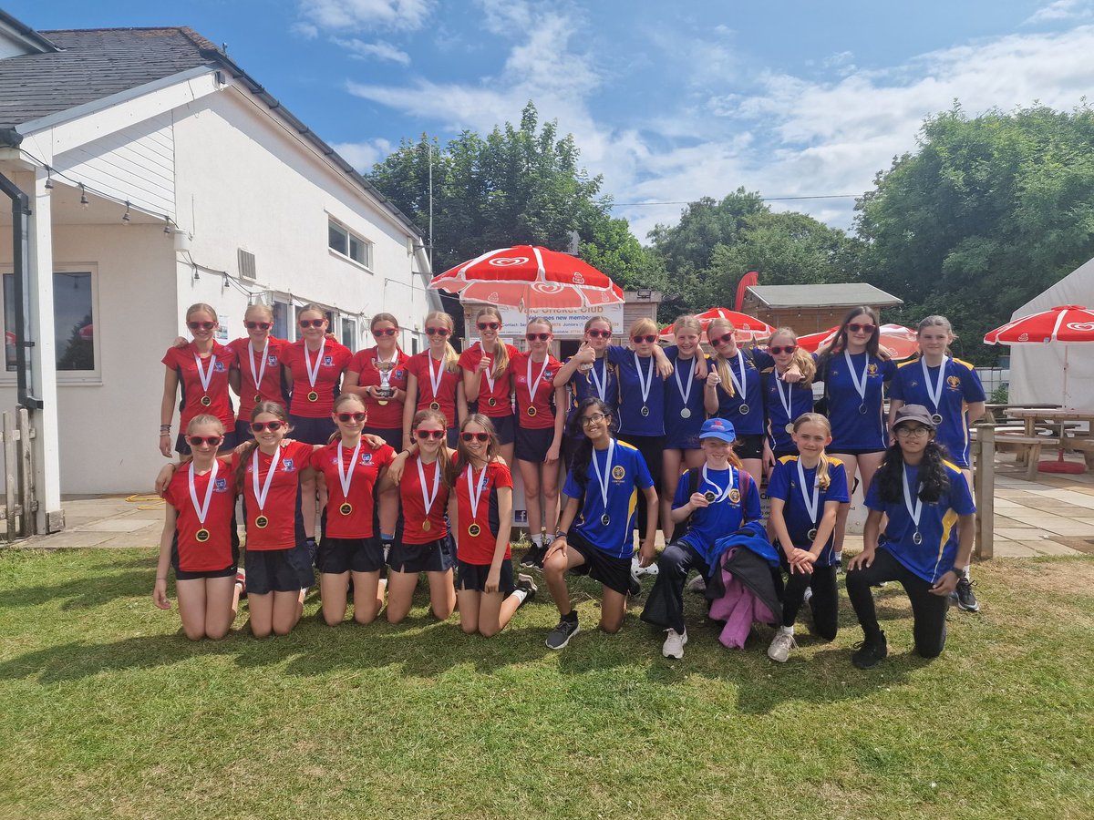 A brilliant final between @GlantafPEMerch & @CwmtawePE 

Glantaf winning by 1 run and now go on to represent South Wales in @tauntonschool 

#NationalCricketWeek