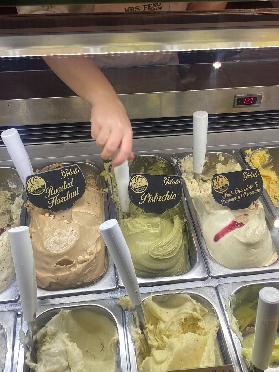 inezpu3's tweet image. The gelato a la carte is the right way to open up the pistachio flavour, more so than eating two flavours.