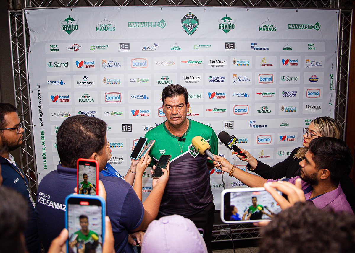 oficialmanausfc's tweet photo. Na manhã dessa quarta-feira, o Manaus FC realizou uma coletiva no Hotel Da Vinci para apresentar o novo técnico esmeraldino, Moacir Júnior. 

Ao lado do executivo Fausto Momente, ambos atenderam a imprensa e responderam todas as perguntas dos presentes. 

📸   @Ismaelfotofc https://t.co/dURCMKz4XA