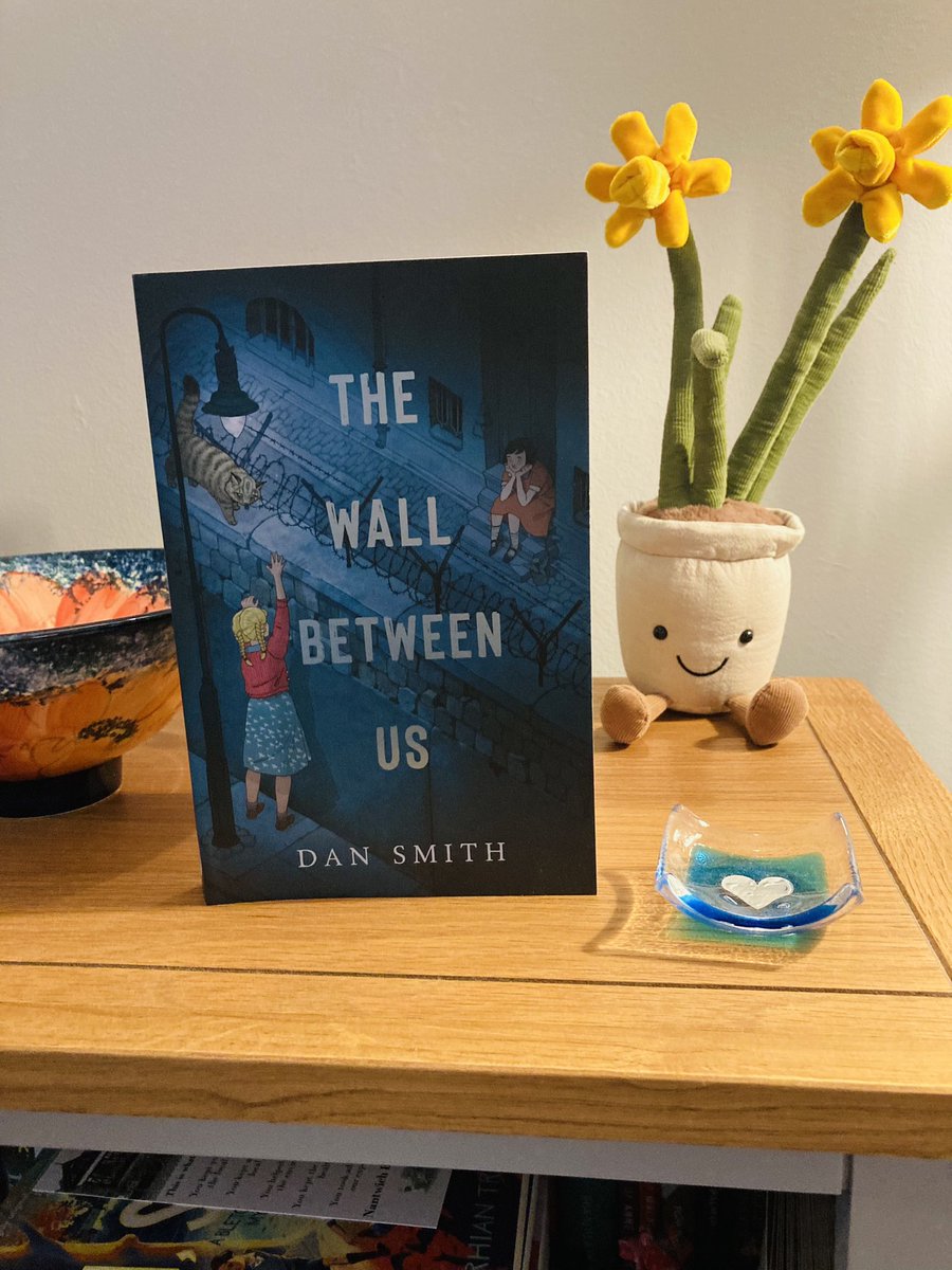 @DanSmithAuthor @chickenhsebooks I have just finished reading this and there were tears. 
Full of history, suspense, loss and forgiveness. I loved it and the story of Anja and Monika will stay with me. This is a book for all #historyteacher. A #youngquills contender @histassoc 💜