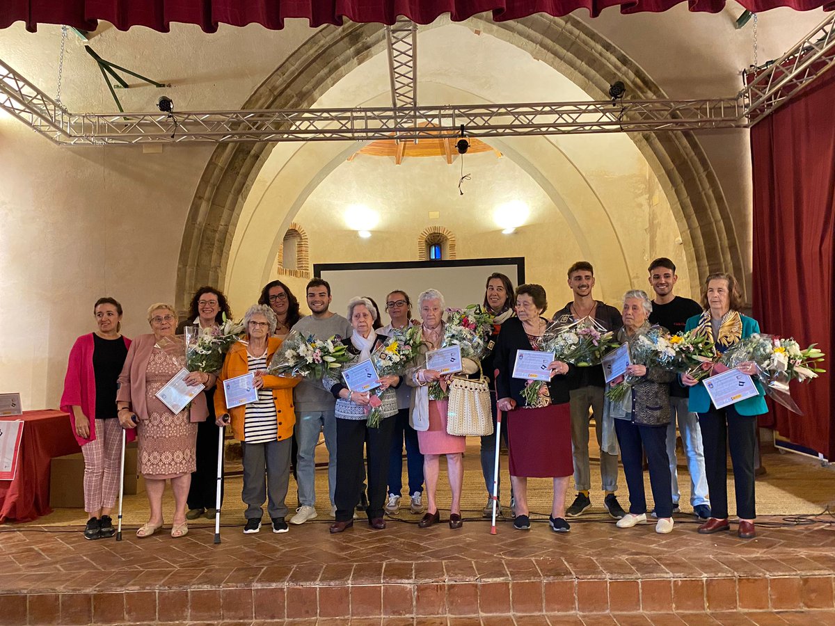 VastagoCrea's tweet photo. El pasado viernes 9 estrenamos en la Ermita de San Juan nuestro segundo documental, "Más Mujeres, Más Alanís, Más Historia". Fue cálido e inolvidable. Los aplausos, llenos de gratitud hacia nuestras 9 protagonistas por unas vidas para contar y valorar 📷
#VástagoCreaciones https://t.co/nQXp7em978