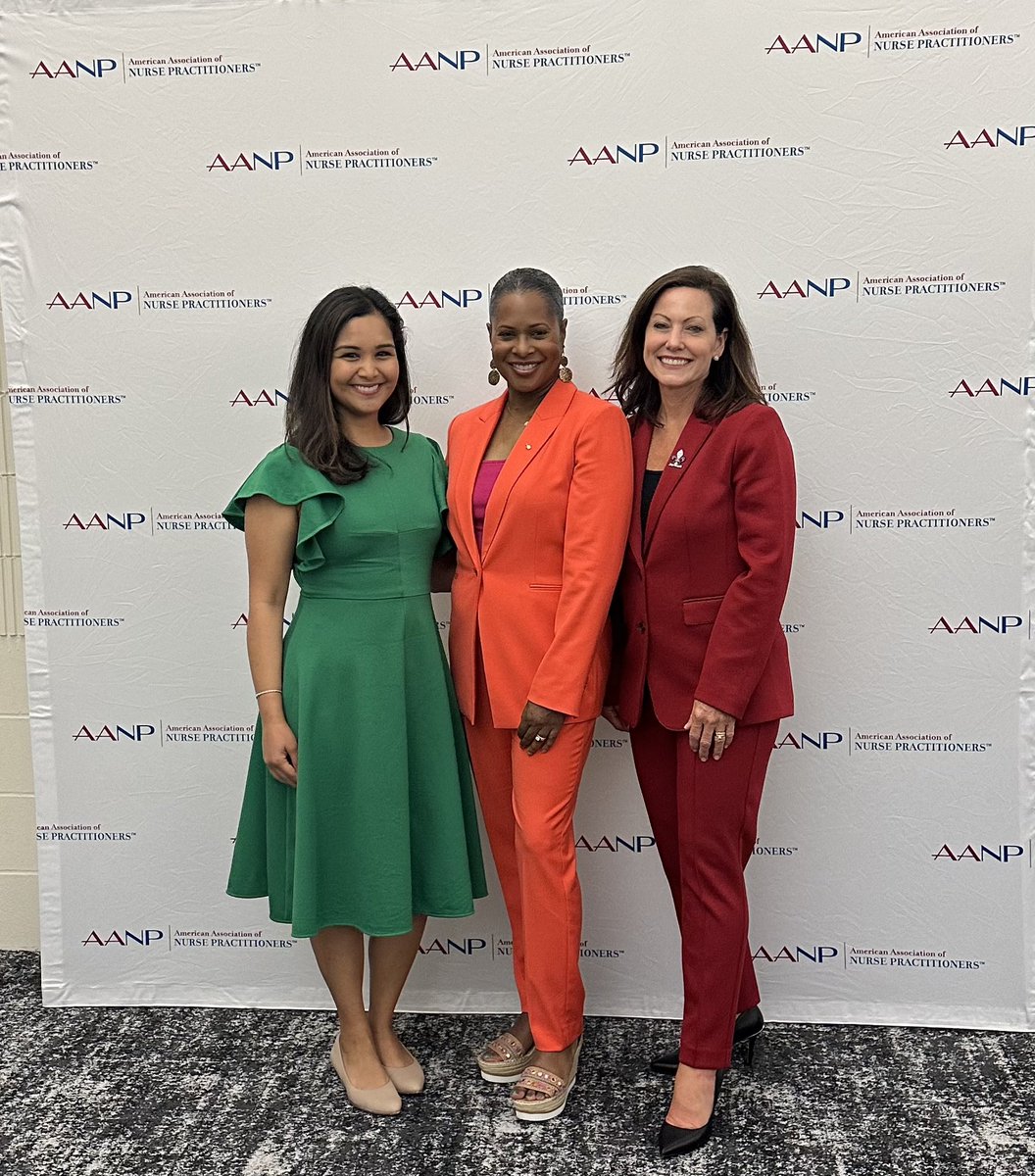 Empowered women empower women. 

What an honor to be in the midst of these two powerhouses! @AprilKapu @Flygirl_Joanie 💫 🚀 

#NPsLead 
#AANP23 
#GastroNP
#GastroAPP