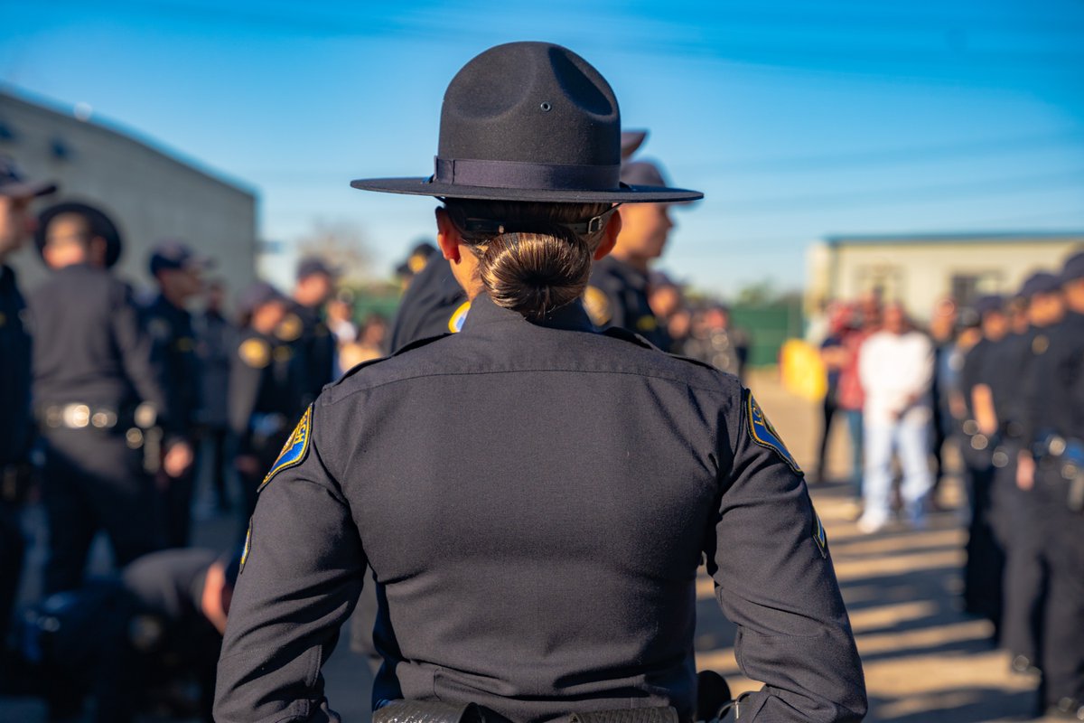 LBPD's tweet image. Take the next step in your career &amp;amp; gear up to join our next Academy class! 👮 

✅Beautiful City 
✅Noble Profession
✅Diverse Co-Workers 
✅Amazing Community

Want to learn more? Start your application today by hitting the link or send us a DM! bit.ly/JOINLBPD
#JOINLBPD