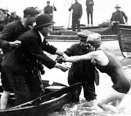 In 1927, lathered in lard, Kathleen Thomas (1906-1987) became the 1st to swim Bristol Channel: 11 miles from Penarth to Weston-super-Mare in 7h20m. “Suffragettes were campaigning for women’s rights but nobody thought a girl could cross to the other side. Many men tried & failed.”