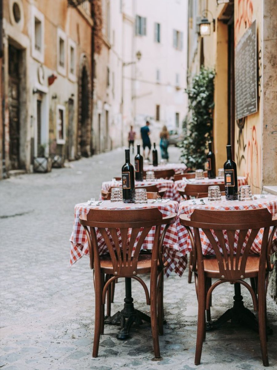 Wine with friends in Rome. A perfect day.