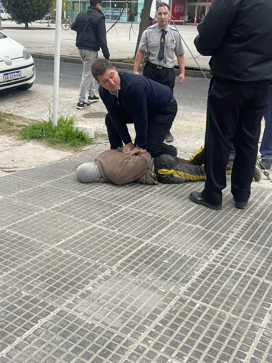 Doctor_Soto's tweet photo. Frente al Coto de Morón un chorro quiso robar una bicicleta y amenazó de muerte al vigilador, pero lo detuvo el Of. de Policía Ricardo Galeano, retirado en acto de servicio. Los policías siguen siendo policías todo el año. Su vocación de servicio es para toda la vida https://t.co/PW9HN29F8O