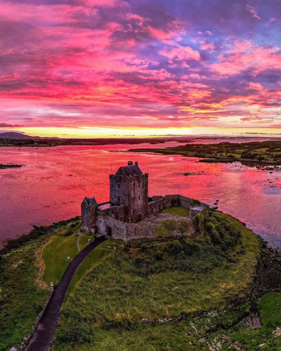 A spectacular sky over the prominent 16th century tower house of Dunguaire Castle on the shores of Galway Bay... Wow! 🌅🏰🔥❤️

📸 Peter Nagy
📍 Dunguaire Castle, Kinvara

#Sunset #Wow #AmazingPlaces #DunguaireCastle #WildAtlanticWay #Kinvara #Galway #Ireland #VisitGalway