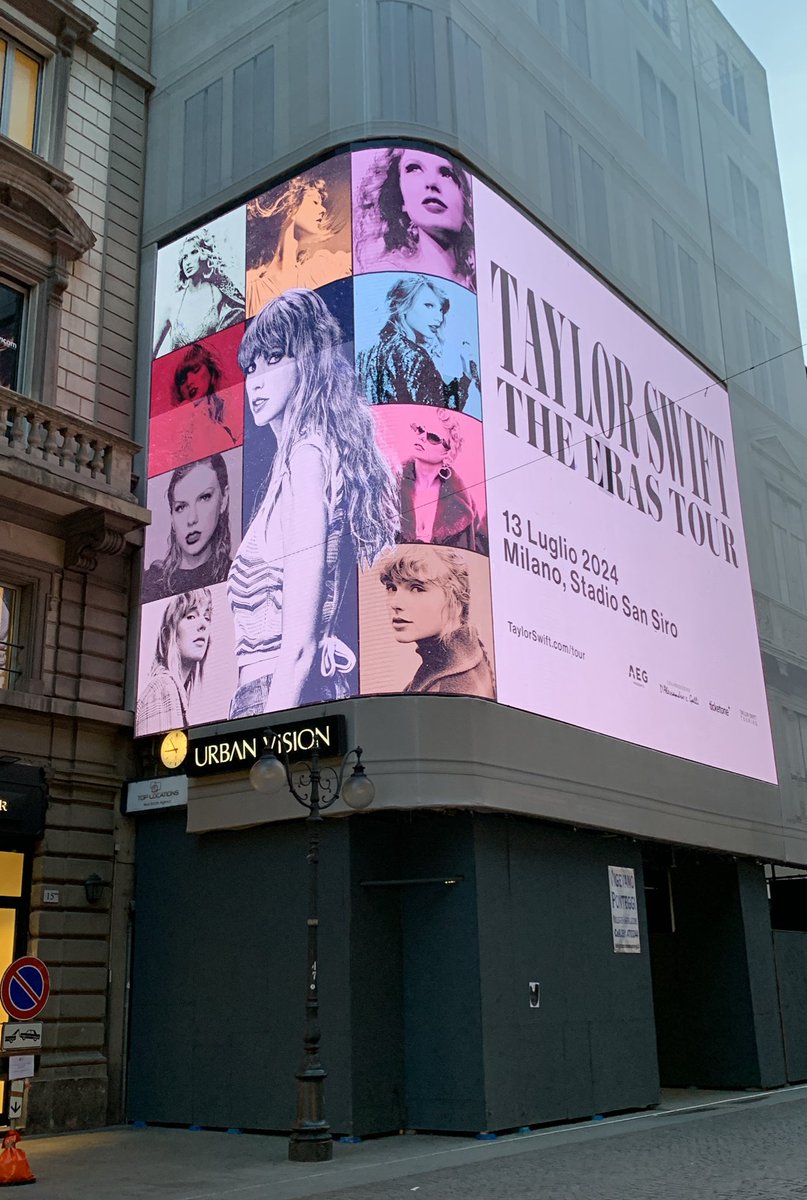 📸 Promo a Milano per la tappa italiana del #TSTheErasTour 😍😍

Si trova in Via Dante davanti al Castello Sforzesco! @taylorswift13