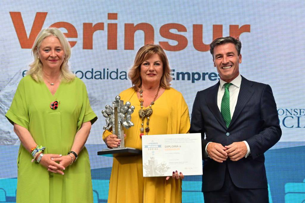 CadizJunta's tweet photo. 🏅VII Premios Implicación Social @CSocialUCA

@MercedesColomb1 asiste a esta nueva cita y felicita a los galardonados, que ha recaído en la meteoróloga Mercedes Martín, la doctoranda Giovanna Izquierdo, la asociación Natura sin Basura y la empresa Verinsur. https://t.co/zxWXl4NMP7