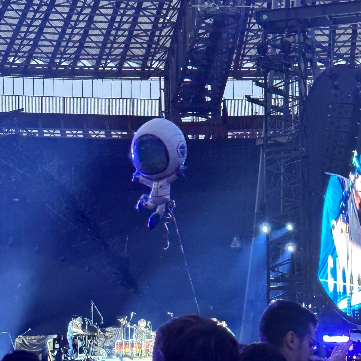 coldplayxtra's tweet photo. An Astronaut inflatable has been spotted at Coldplay’s show in Naples 🧑‍🚀🌟

📸 @oseyan_f 🇮🇹 #ColdplayNaples https://t.co/By19umwMv9