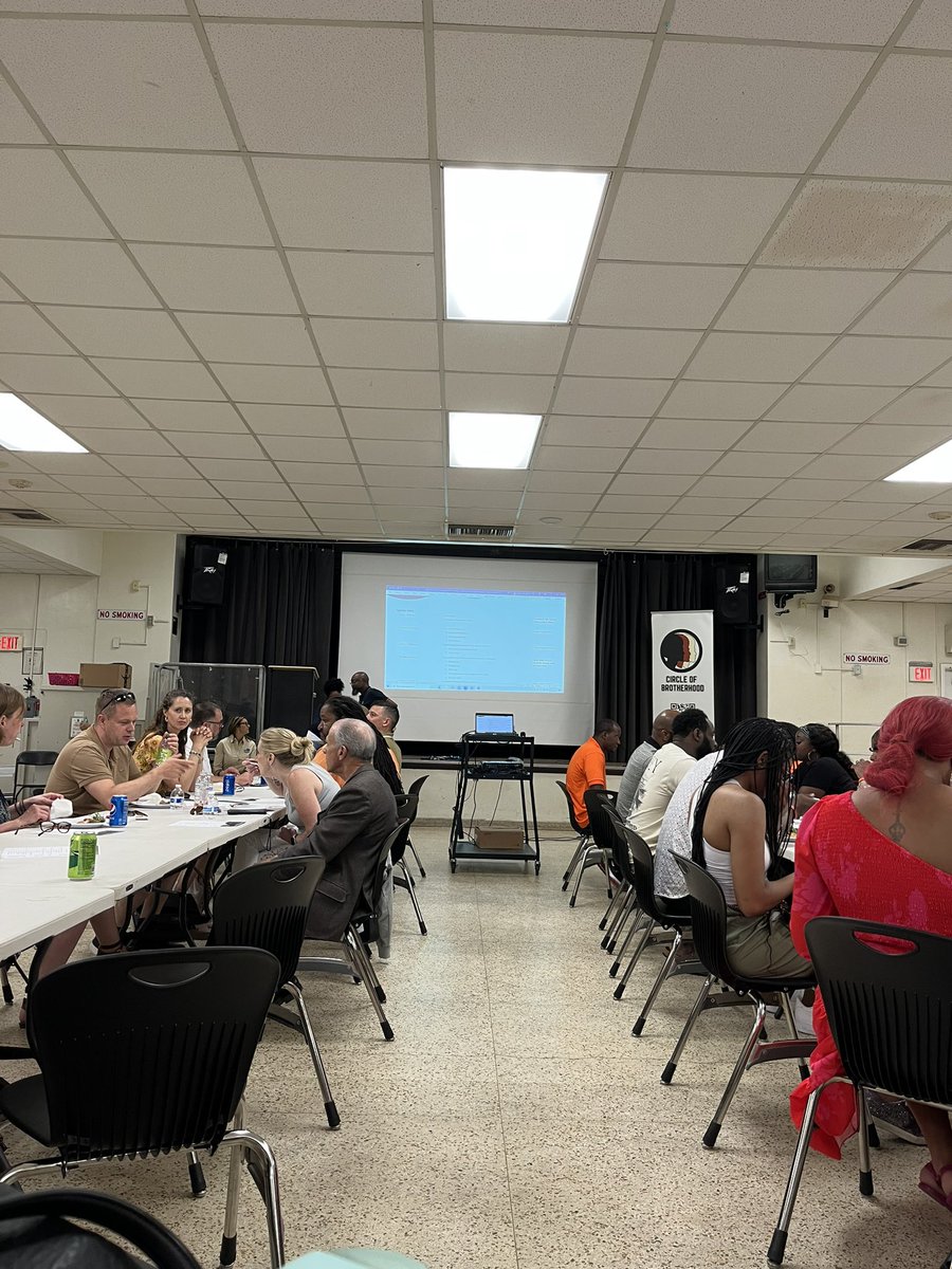 ummahfuturesint's tweet photo. Last week, we had a working lunch at Circle of Brotherhood with our visiting Danish law enforcement officials (@Rigspoliti ), Philadelphia Group Violence Intervention officials, and the National Network for Safe Communities (@NNSCommunities ). #miamicommunity #communitycenter https://t.co/3O1vP9kRpT