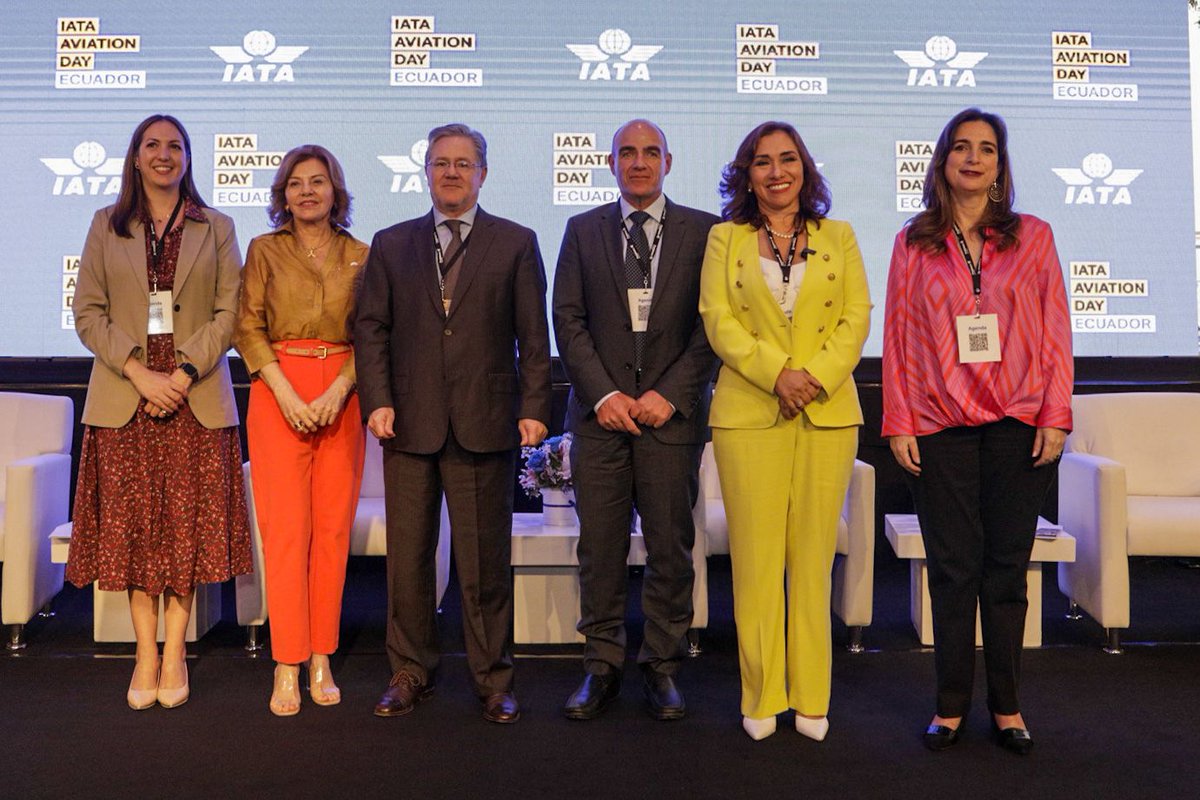 AeroLatinNews's tweet photo. Panel: ¿Cómo el transporte aéreo hace más competitivo al Ecuador? durante el Aviation Day Ecuador de #IATA en Guayaquil @ProEcuador_ @IsabelNoboaP @ASEACI @FedaEc @AirFranceKLM #ARLAE #AVDAYECUADOR https://t.co/piqrnstzmR