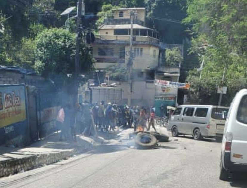 3 présumés bandits ont été lynchés puis brûlés par la population dans le cadre du «  Bwa Kale »selon des riverains.De grosses détonations avaient été entendues dans la zone suite à des échanges  de tirs entre la <a href="/pnh_officiel/">PNH</a> et ces bandits avons-nous appris #RFMINFO