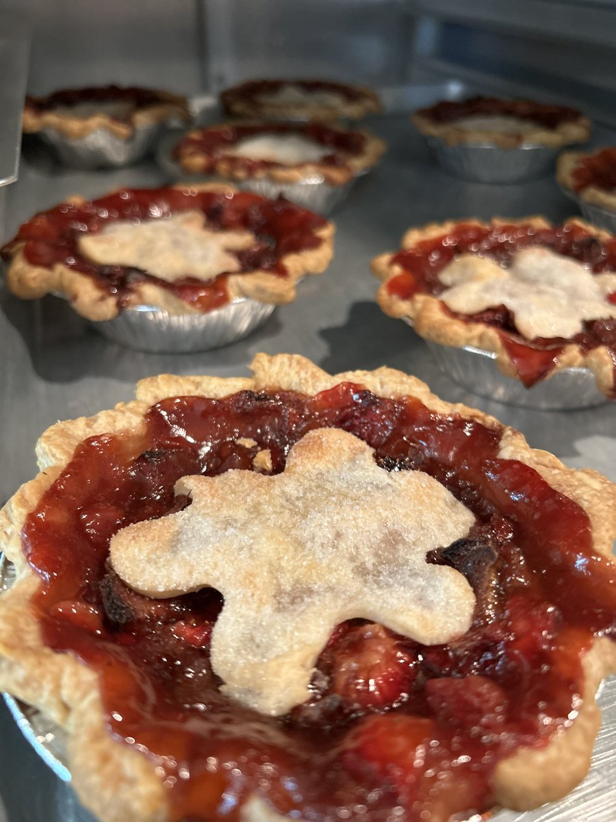 Mechelle's Baking Co tweet media