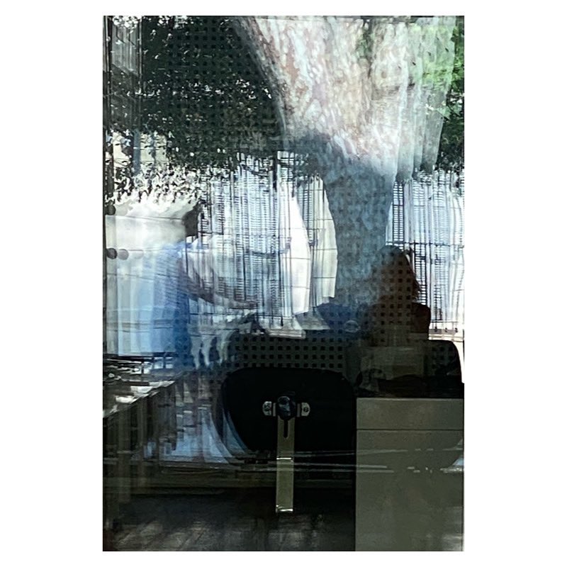 Autoportrait 
17.6.23

#autoportrait #autoportraitphotography #reflet #reflection #reflectionphotography #grainedephotographe #igersfrance #reponsesphoto #fisheyelemag #legoutdesfollowers #woofermagazine #aixmaville