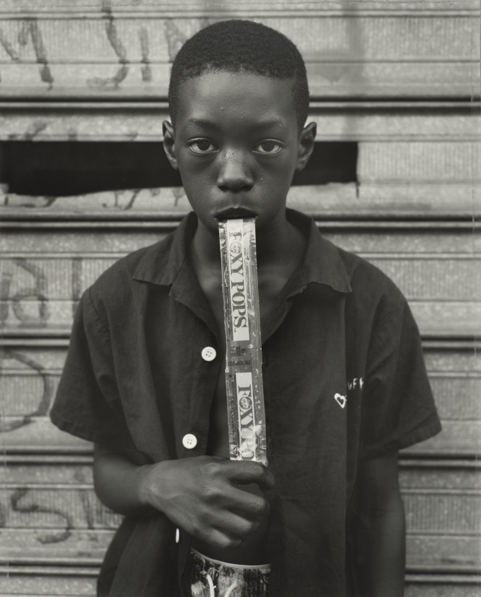 @zwetchkenstiel Dawoud Bey A Boy Eating a Foxy Pop, Brooklyn 1988