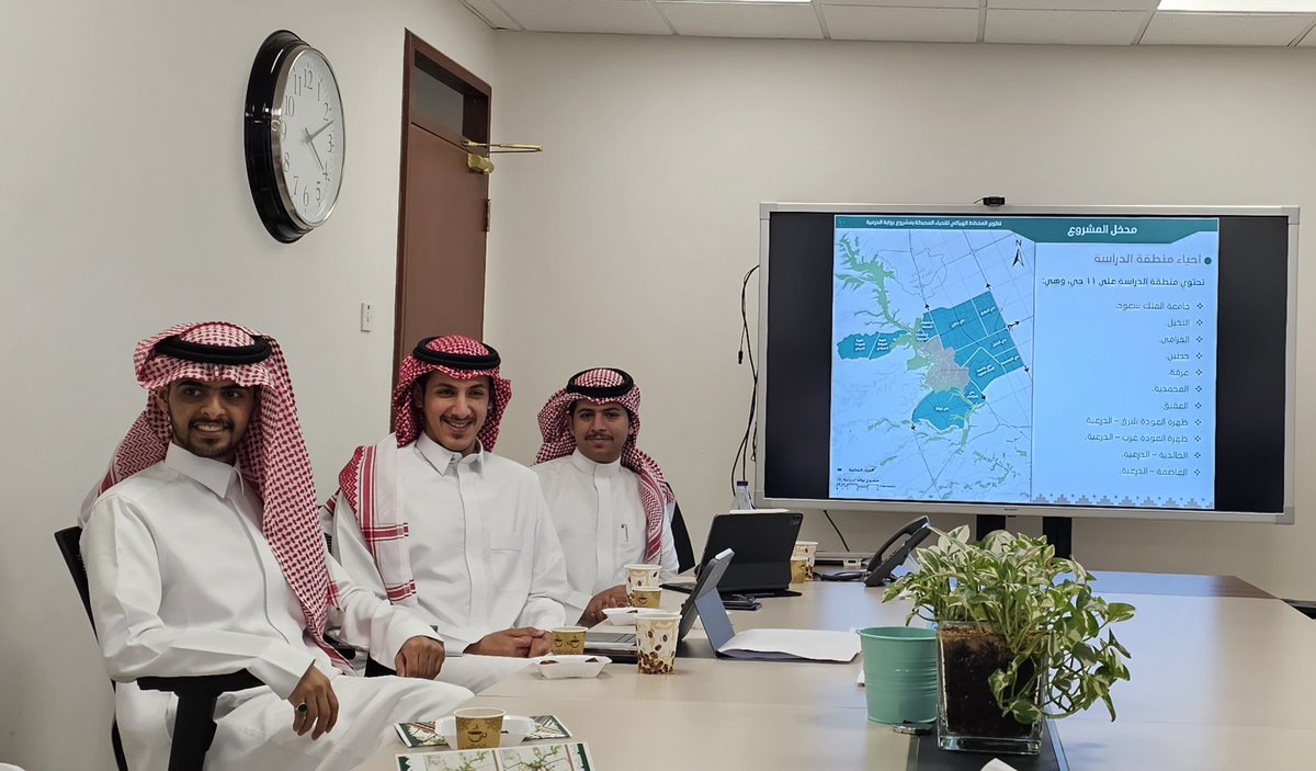 ZahirOthman's tweet photo. سعدتُ اليوم بلقاء ثلاثةٍ من خمسةٍ من الزُّملاء مخطِّطي المستقبل من طلاب كليَّة العمارة والتخطيط @CAP_KSU_KSA بجامعة الملك سعود @_KSU الذين عرضوا مشروع تخرُّجهم "تطوير المخطَّط الهيكلي للأحياء المحيطة بمشروع بوابة #الدرعية" برفقة أساتذتهم المشرفين القديرين.  

تميَّزوا بدراسة الفكرة، وجمال العرض وحسْن التقديم، والأمل لهم وبهم لمستقبلٍ أكثر وضاءةً وأبدع إشراقا.

https://t.co/movBaqO7gc