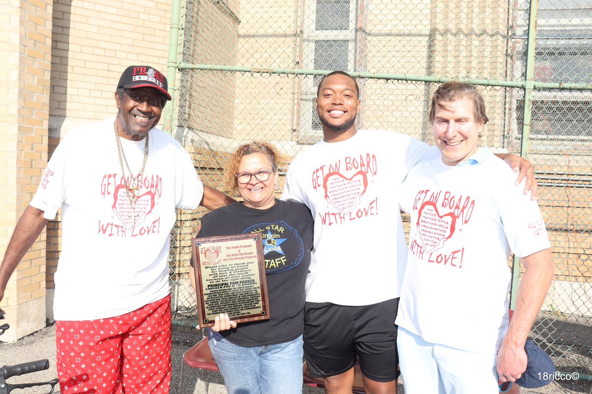 GoldenBridge123's tweet photo. Had a great event With @dayonhayes00 and the get on board with love foundation. We joined the Lincoln k-5 on there annual fun day,We enjoyed spreading love and having fun with the kids. Can’t wait for our next event. #community https://t.co/ijLHdoporH