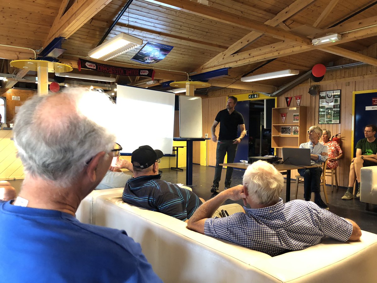 Hoe maak je je huis #aardgasvrij? Er is al veel mogelijk met warmtepompen vertelt @Dirktwintig50 aan bezoekers van ons #energiecafe in <a href="/gemeentehia/">Hendrik-Ido-Ambacht</a> 
Zij zijn na het isoleren klaar voor volgende stappen. Bewoners delen hun eigen ervaringen. #energietransitie #EUSEW2023