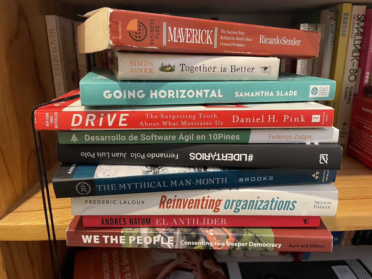 📣Lanzamos nueva edición del training "fundamentos de las organizaciones autogestionadas" y estos son algunos de los libros que vamos a usar como guia  si te interesa el tema y queres tener un marco de ayuda que te acompañe en tu camino, sumate aqui✍🏽: academia.10pines.com/courses/195-fu…