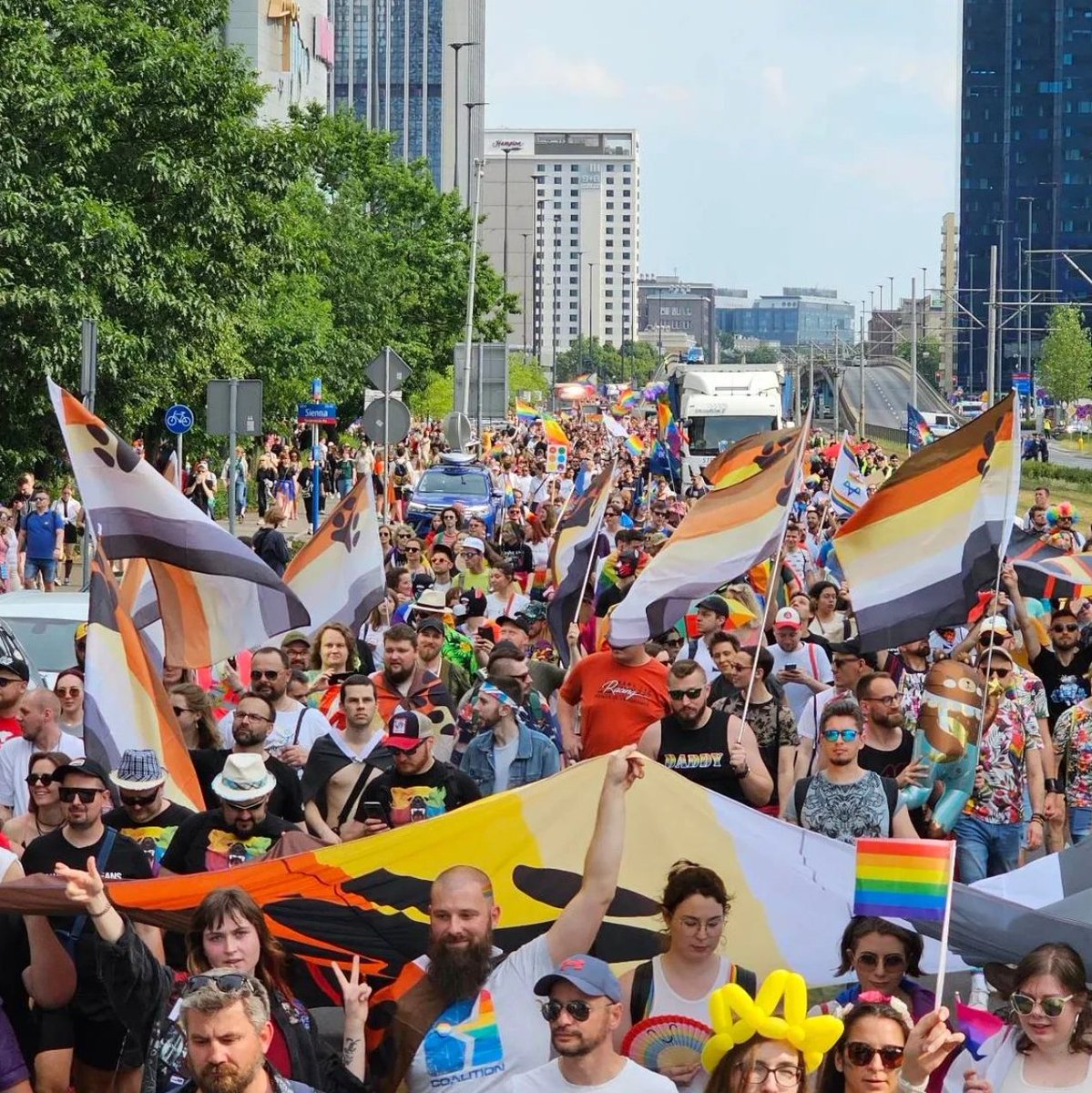 bearsofpoland's tweet photo. DZIĘKUJEMY! ❤️🧡💛💚💙💜🤎🖤

Tak Was było dużo, że nie jesteśmy wstanie wymienić wszystkich.
Dziękujemy @plugPL, @PolishPups oraz @NatWestGroup za wspólne maszerowanie.
Dziękujemy Parada Równości za organizację i pomoc w realizacji sektorówki - wyszło super. https://t.co/rJmw6XEAeI