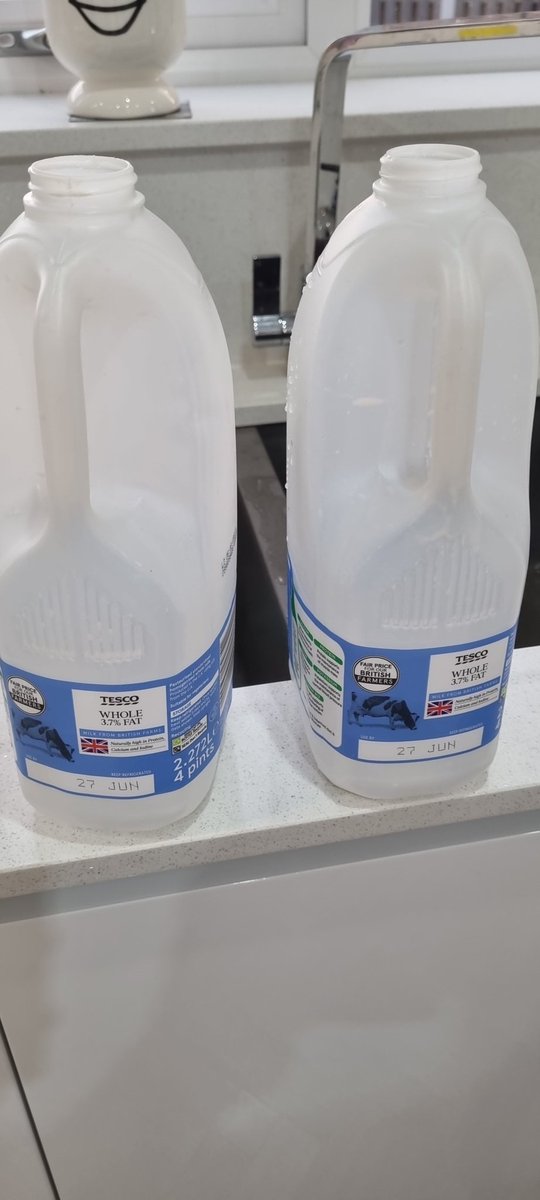 mattdams's tweet photo. Thanks @Tesco. 2 bottles of milk I've had to pour away after instantly curdling when making a brew. Had to pour away as both full of lumps. 🤮🤮 https://t.co/YnabkY7zrG