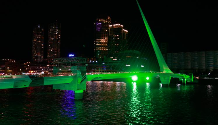 gcba's tweet photo. Hoy la Ciudad ilumina los monumentos de verde por el Día Mundial de la Lucha contra la ELA, que busca concientizar sobre la necesidad de encontrar una cura para la Esclerosis Lateral Amiotrófica. Conocé más en https://t.co/s9CGYpDj2f https://t.co/AbJdrzXWny