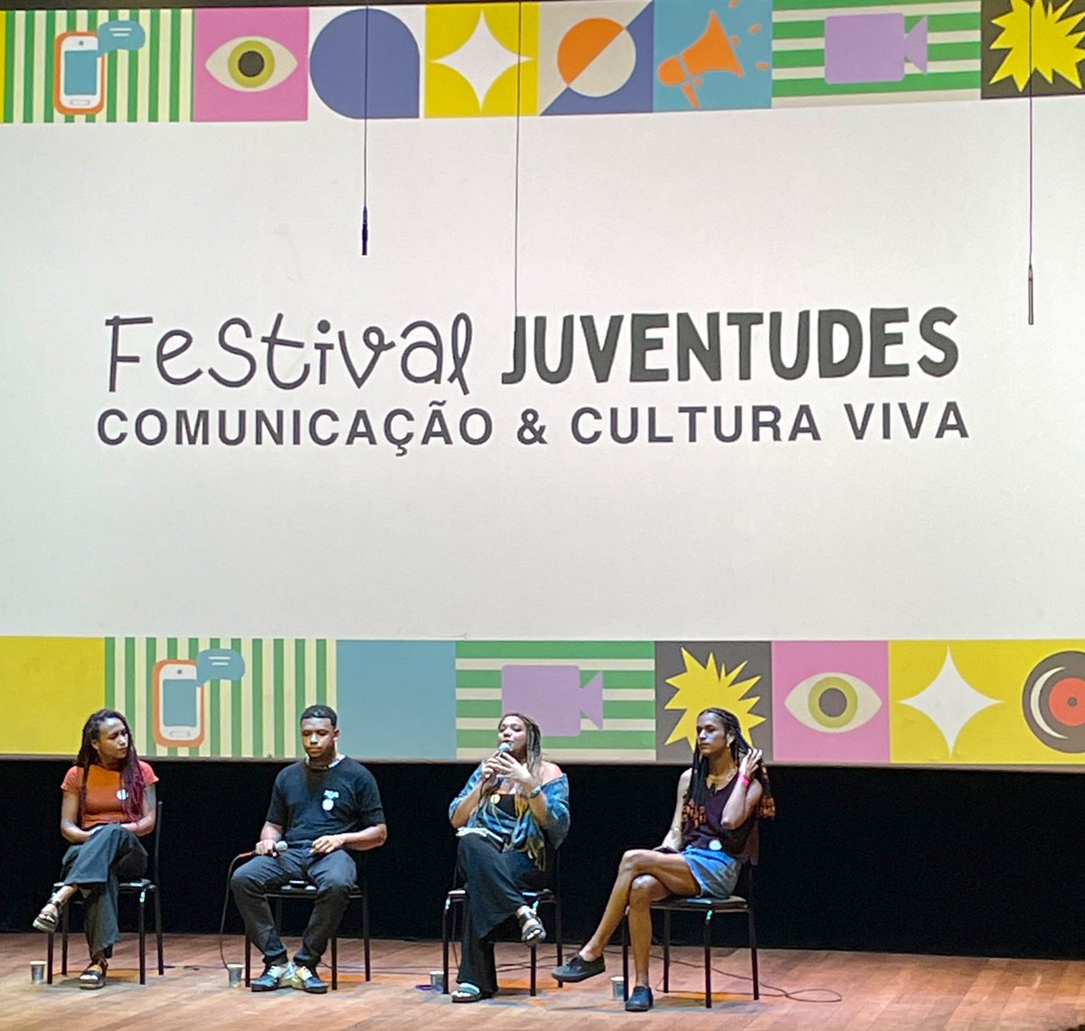 Reflexão coletiva sobre educação, empregabilidade e racismo.
