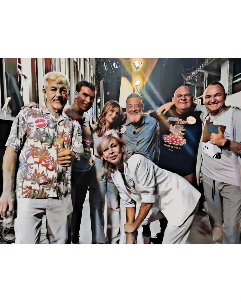 Hermogenes_escr's tweet photo. Me siguen llegando imágenes de mi paso por el programa @25PalabrasTV . Un lujo de compañeros y gente divertida, que hicieron del programa una experiencia inolvidable. 

¡Grandes todos!

#hermógenespatón #escritor #concursante #25palabras #amistad #programatv #encantado https://t.co/iCG1AFBNUS