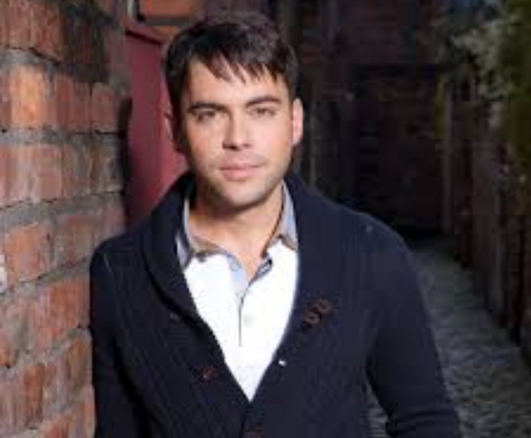 @imacelebrity 
Would be really good if you could get Phil Schofield in the jungle and also Bruno Langley who played the 1st Todd Grimshaw in corrie👇