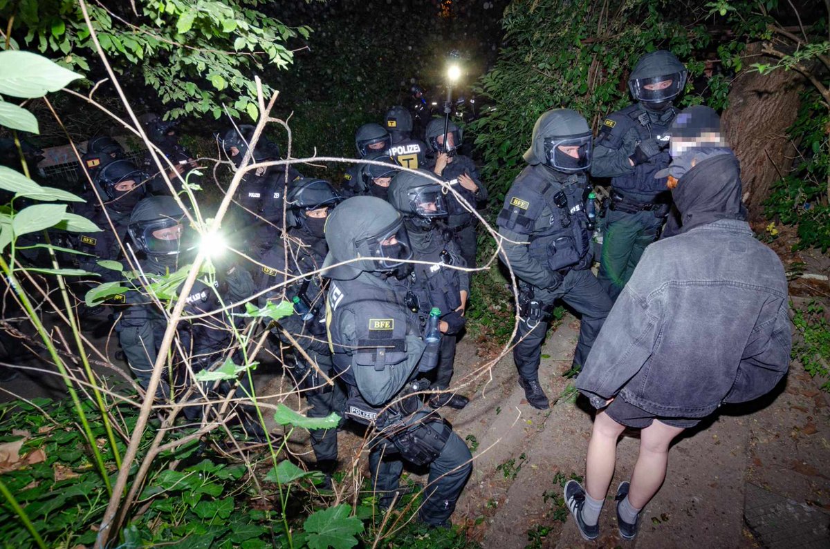 OAV_Freiburg's tweet photo. vom Platz zu bekommen. Den Höhepunkt erreichte es, als Cops Feiernde auf das Susi-Gelände, ein selbstverwaltetes Wohnprojekt, zurück drängten und das Gelände auch betraten. Viele Menschen ließen die Cops so nicht weiter hervordringen, bis sie am Ende wieder abzogen.
11/x https://t.co/nStUJGZ5Zi
