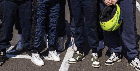 pinklando's tweet photo. HE’S ON HIS TIP TOES 😭😭😭😭 https://t.co/AbJWSKswHB
