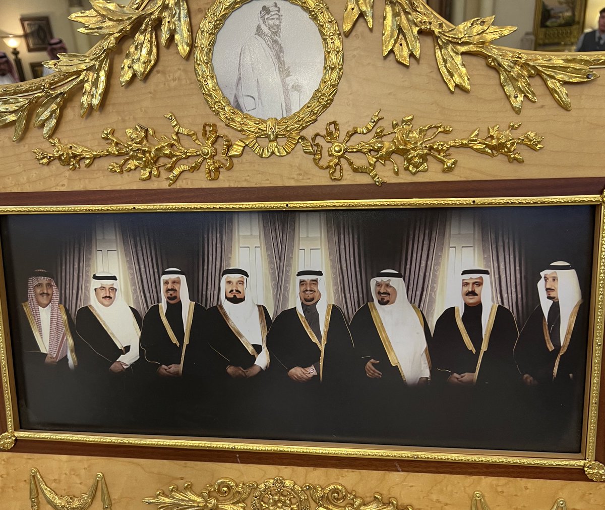 ياليتني مثل السديري سليمان
لو كان ما والله تفيد المناوي
خال لسبعه من سلايل كحيلان
عبد العزيز اللي يفك الجلاوي
فهد وعبد الله وتركي وسلطان
وعبد الرحمن مكمّل الدعاوي
تمامهم نايف مع الشيخ سلمان
ما نيب في عد المشاكيل غاوي
يوم اتمنى ما طرالي على شان
أعيش بالدنيا عزيز وغناوي
اللي