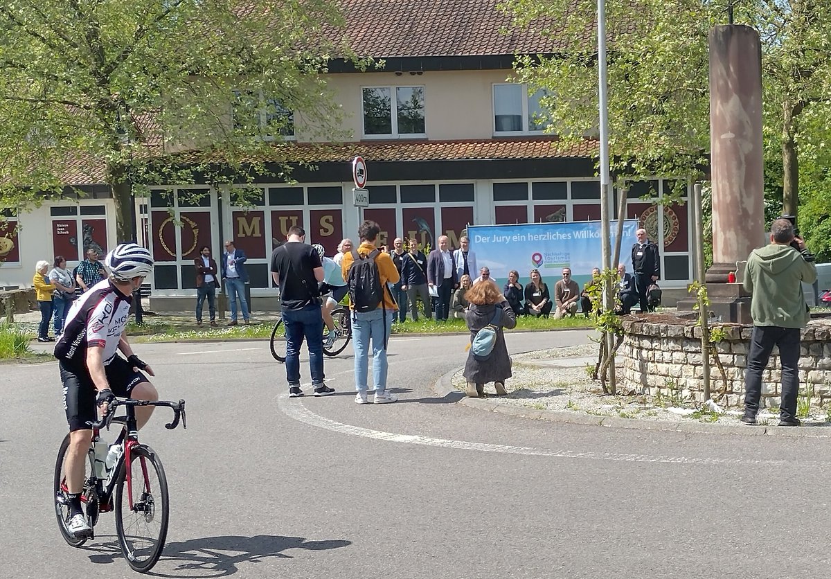 SaarVcd's tweet photo. Wir gratulieren herzlich! Die Saarpfalz-Touristik mit dem Biosphärenreservat Bliesgau #fahrtzielnatur gewinnt den ersten Platz beim Bundeswettbewerb nachhaltiger Tourismus! Voll verdient und gerade bei der Mobilität nachahmenswert. Foto mit Jury vor Ort. https://t.co/glwpHUObB5 https://t.co/b4W7hD7UGN