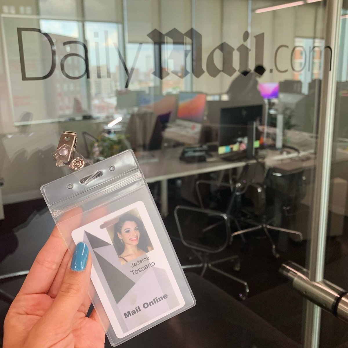 MsJToscano's tweet photo. New season, new job! Happy to announce I am the new #SEOEditor @MailOnline. 🍾 https://t.co/sg9hWMFD3y