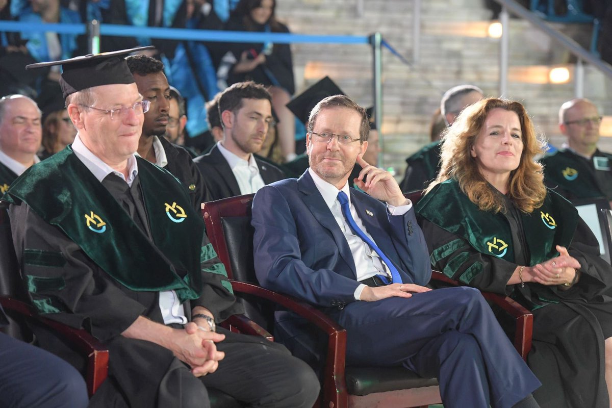 BIU_LAW's tweet photo. נשיא המדינה, מר יצחק הרצוג, בירך את בוגרי תואר ראשון ותואר שני במשפטים בטקס הענקת תארים בפקולטה למשפטים שהתקיים ביום ג' 20.6.23. הנשיא העניק תעודות הצטיינות לשלושה בוגרים: בוגר תואר ראשון, מוסמך תואר שני במשפטים ומוסמך תואר שני בלימודי משפט. https://t.co/VhxmZZcxpw
