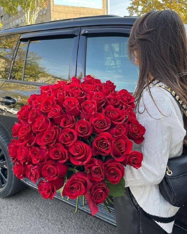 1Qafal's tweet photo. Red roses ❤️ https://t.co/iBKIQwUKXb