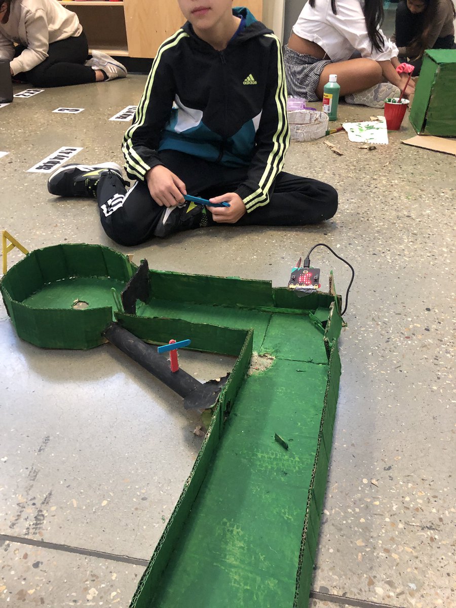 Huseby88's tweet image. The students are using some @microbit_edu from the @albertateachers library for their #cardboardarcade games. @FatherHenriVS @rdcrs #kidscancode #codinglife