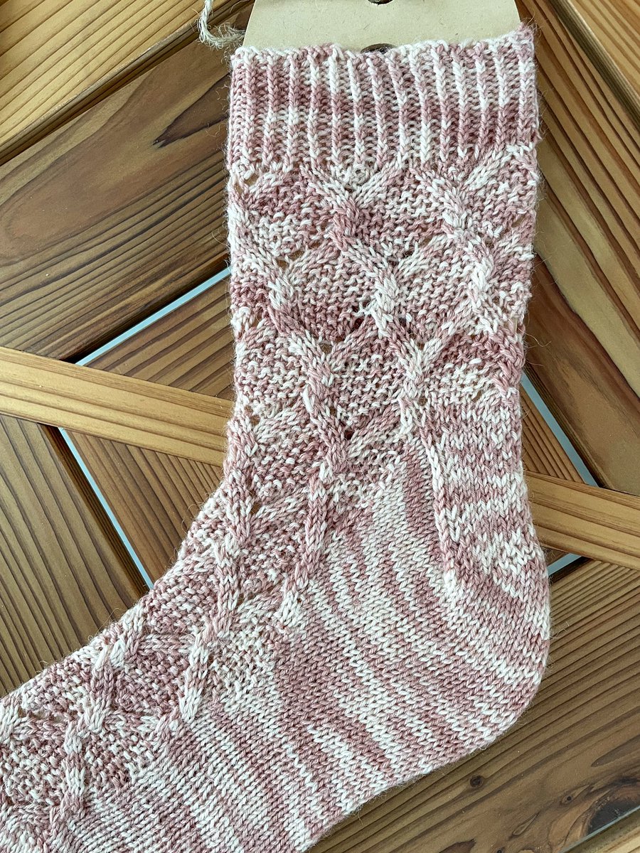 hinadiy31234's tweet photo. yucca さんのパターンの #roka_socks 完成しました!
自分でビワの葉っぱで草木染めしたopal毛糸です。
改めてこのパターン可愛いし、透かし編みバージョンも編みたい(∩´∀`∩)💕
#yuccaknit
#草木染め毛糸
#草木染めくつ下
#びわそめ
#opal毛糸 https://t.co/QcvqteuCEa