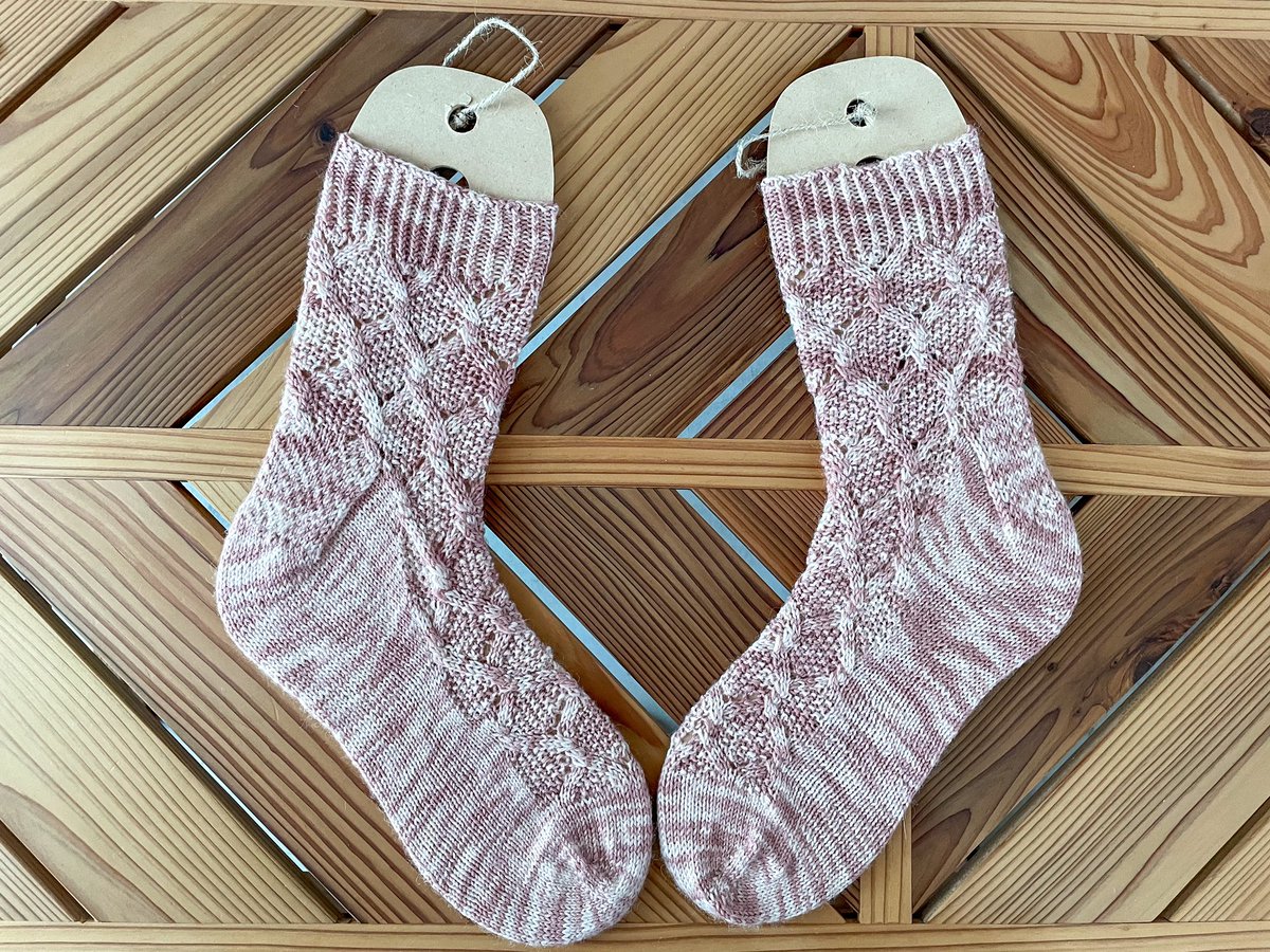 hinadiy31234's tweet photo. yucca さんのパターンの #roka_socks 完成しました!
自分でビワの葉っぱで草木染めしたopal毛糸です。
改めてこのパターン可愛いし、透かし編みバージョンも編みたい(∩´∀`∩)💕
#yuccaknit
#草木染め毛糸
#草木染めくつ下
#びわそめ
#opal毛糸 https://t.co/QcvqteuCEa