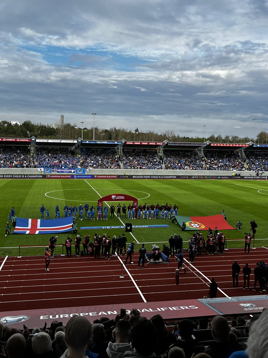 BHareide's tweet photo. Takk fyrir þennan tíma Ísland! Yndislegt fólk, ótrúleg náttúra og fullt af góðum mat 👌🏻🇮🇸🌋 You played well, next time you’ll have the luck with you. The points will come ⚽️💪🏻 https://t.co/ZVuI7L0mgp