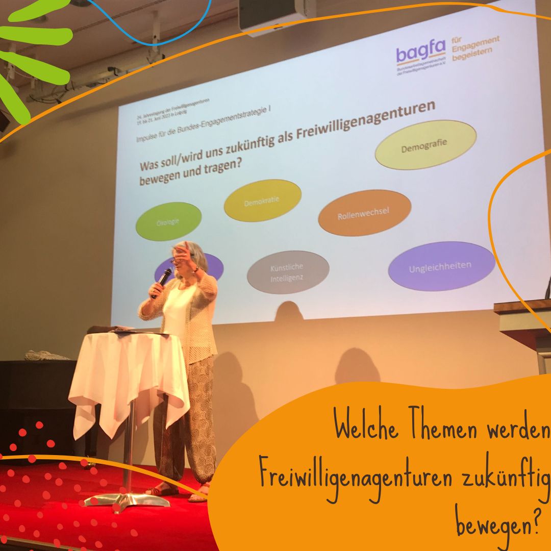 FWALeipzig's tweet photo. Eine tolle #bagfa Jahrestagung liegt hinter uns. Wir sind froh, dass wir 3 Tage voller Input & Austausch mit unserem Team unterstützen konnten! Danke an die Bagfa für die Organisation & die vielen Kolleg*innen von Freiwilligenagenturen fürs Kommen!
Teamfoto: Martin Klindtworth https://t.co/YIw44a1yvG